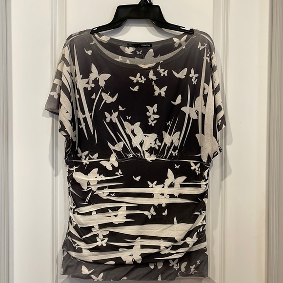 Ladies top. - Picture 1 of 4